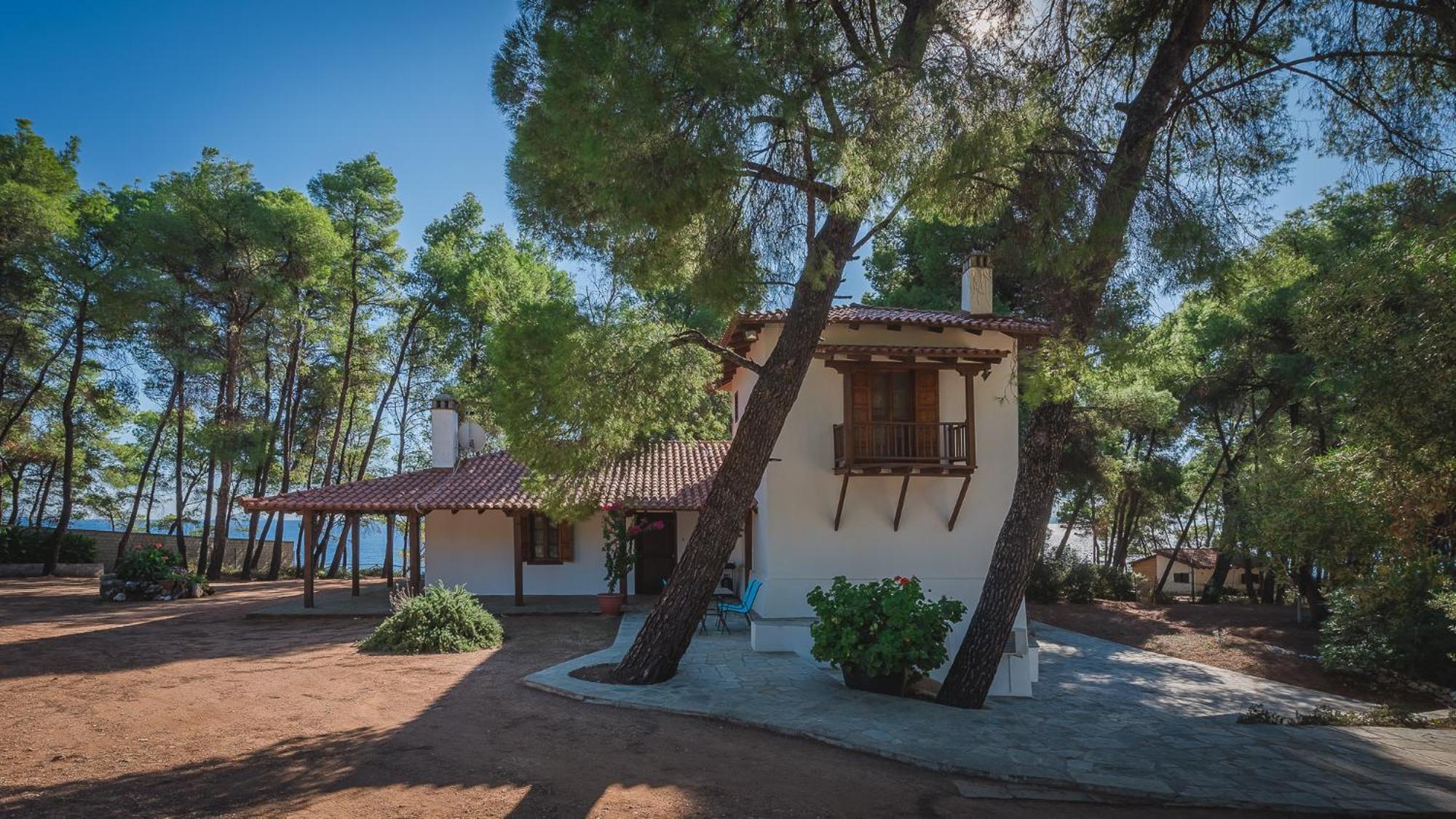 Squirrel Beach Front Villa, Metamorfosi Exterior foto