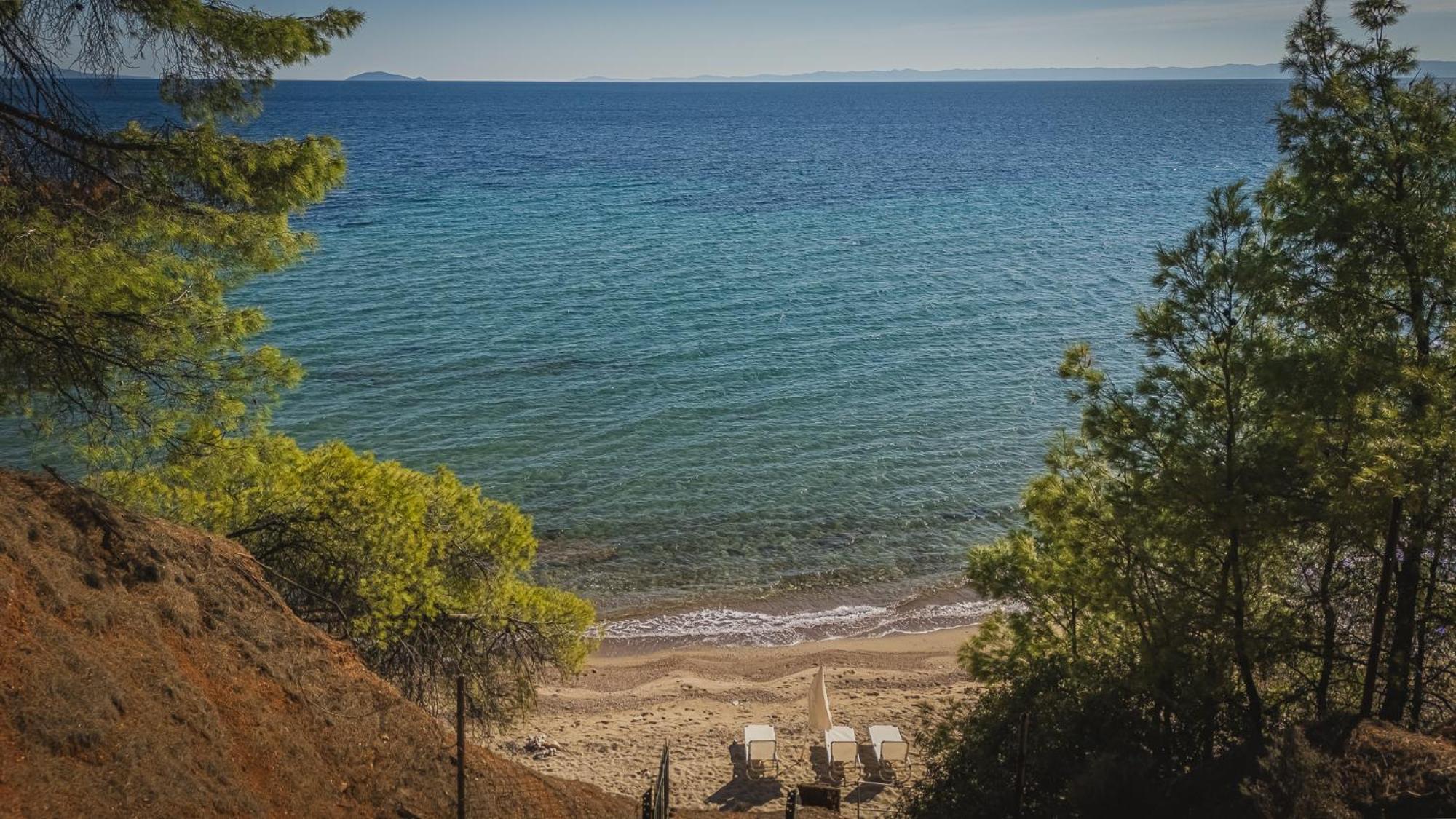 Squirrel Beach Front Villa, Metamorfosi Exterior foto