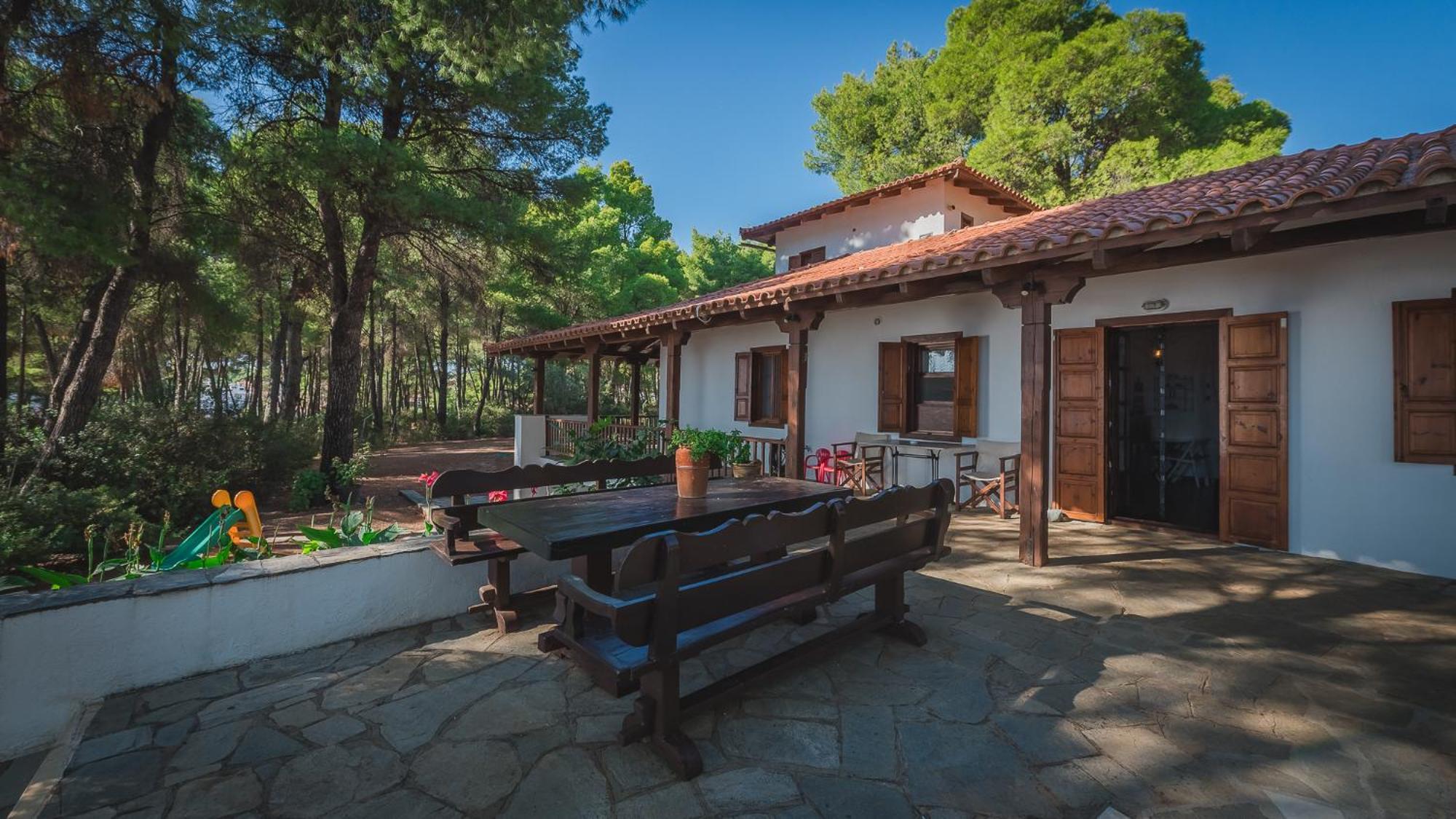 Squirrel Beach Front Villa, Metamorfosi Exterior foto