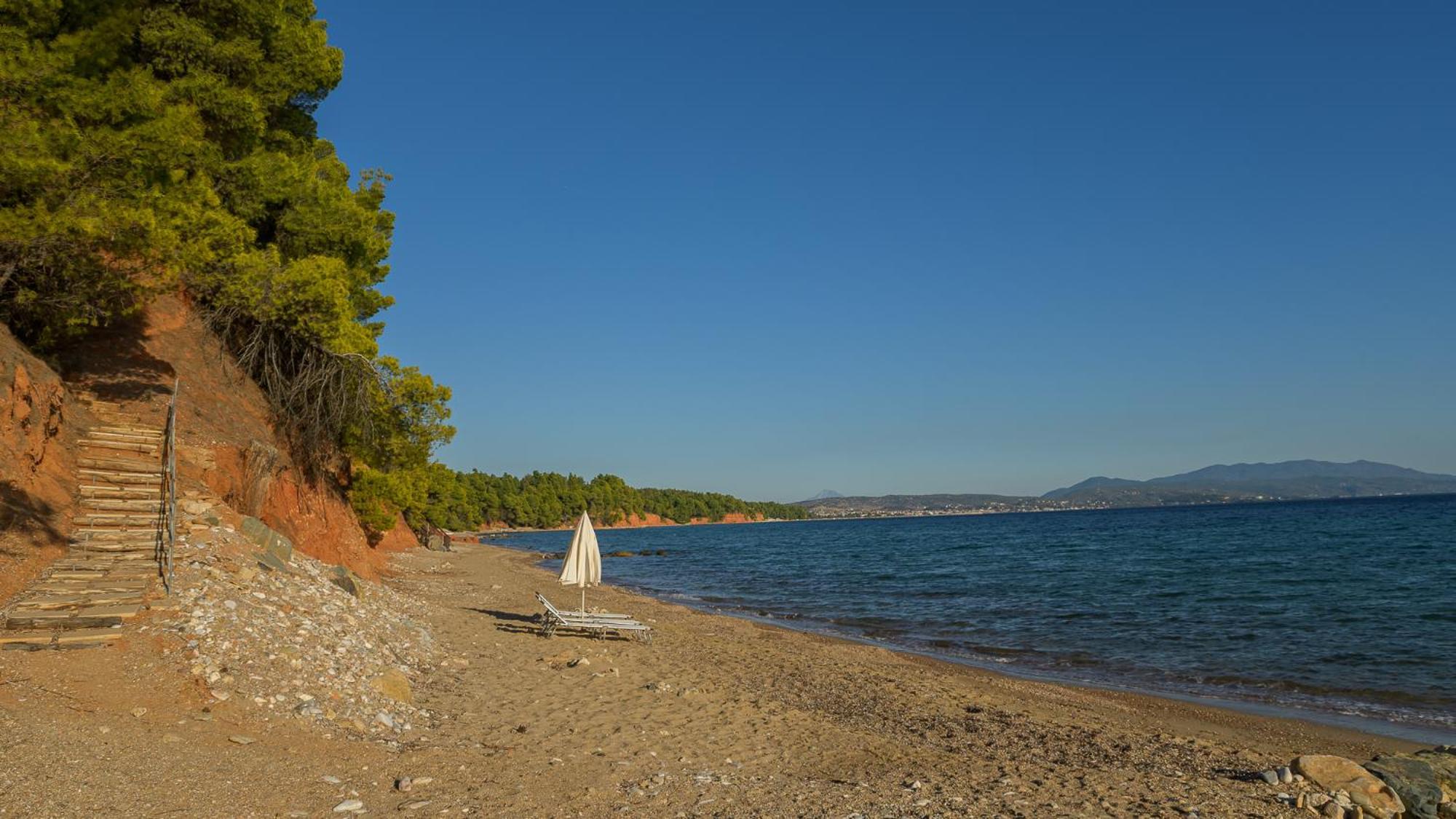 Squirrel Beach Front Villa, Metamorfosi Exterior foto