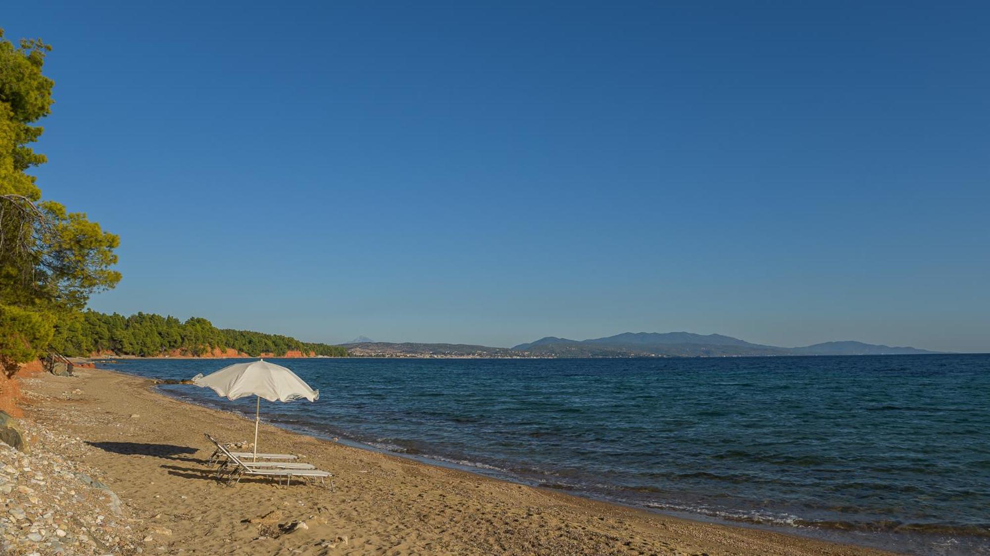 Squirrel Beach Front Villa, Metamorfosi Exterior foto